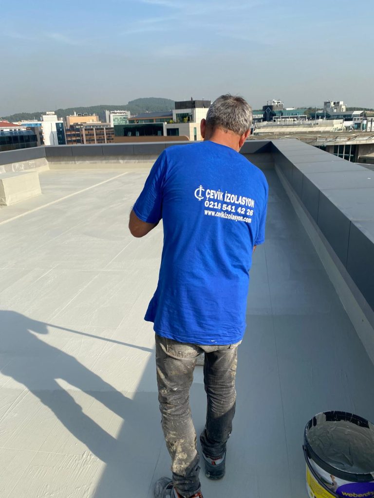 ÜMRANİYEDE AÇIK TERAS ÇATI VE AÇIK ALAN DÜZ DAM VE DÜZ ÇATI BETON ZEMİNİN ÜZERİNE SÜRME SU YALITIMI UYGULAMASI